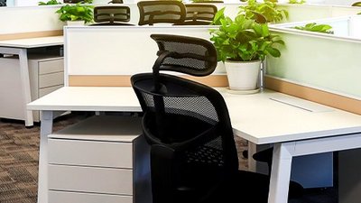 Ein Büro mit vielen Arbeitsplätzen.