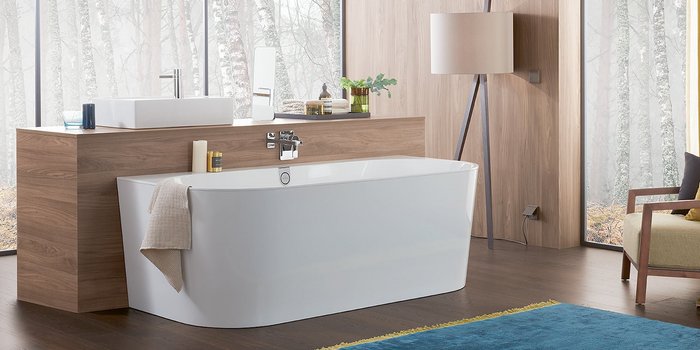Ein modernes Badezimmer mit einer eleganten Badewanne und einem Holzwaschtisch, umgeben von großen Fenstern und natürlichem Licht.