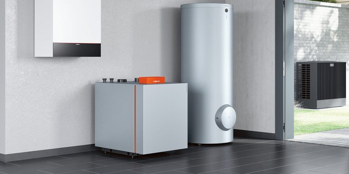 Ein Heizungsraum mit einem Waermepumpen Heizsystem