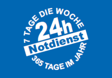 Ein blauer Hintergrund mit einem weißen Stempel, der 24-Stunden-Notdienst an sieben Tagen in der Woche anzeigt.