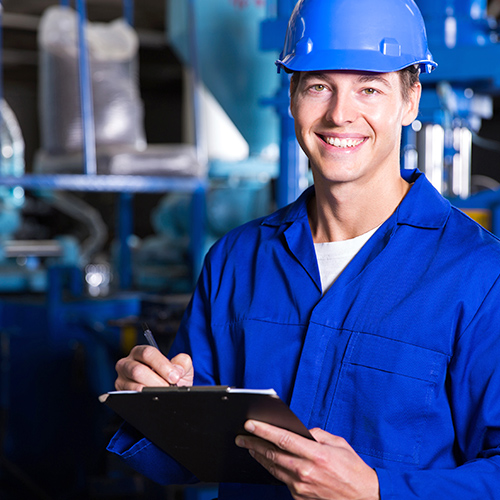 Anlagenmechaniker bei der Arbeit